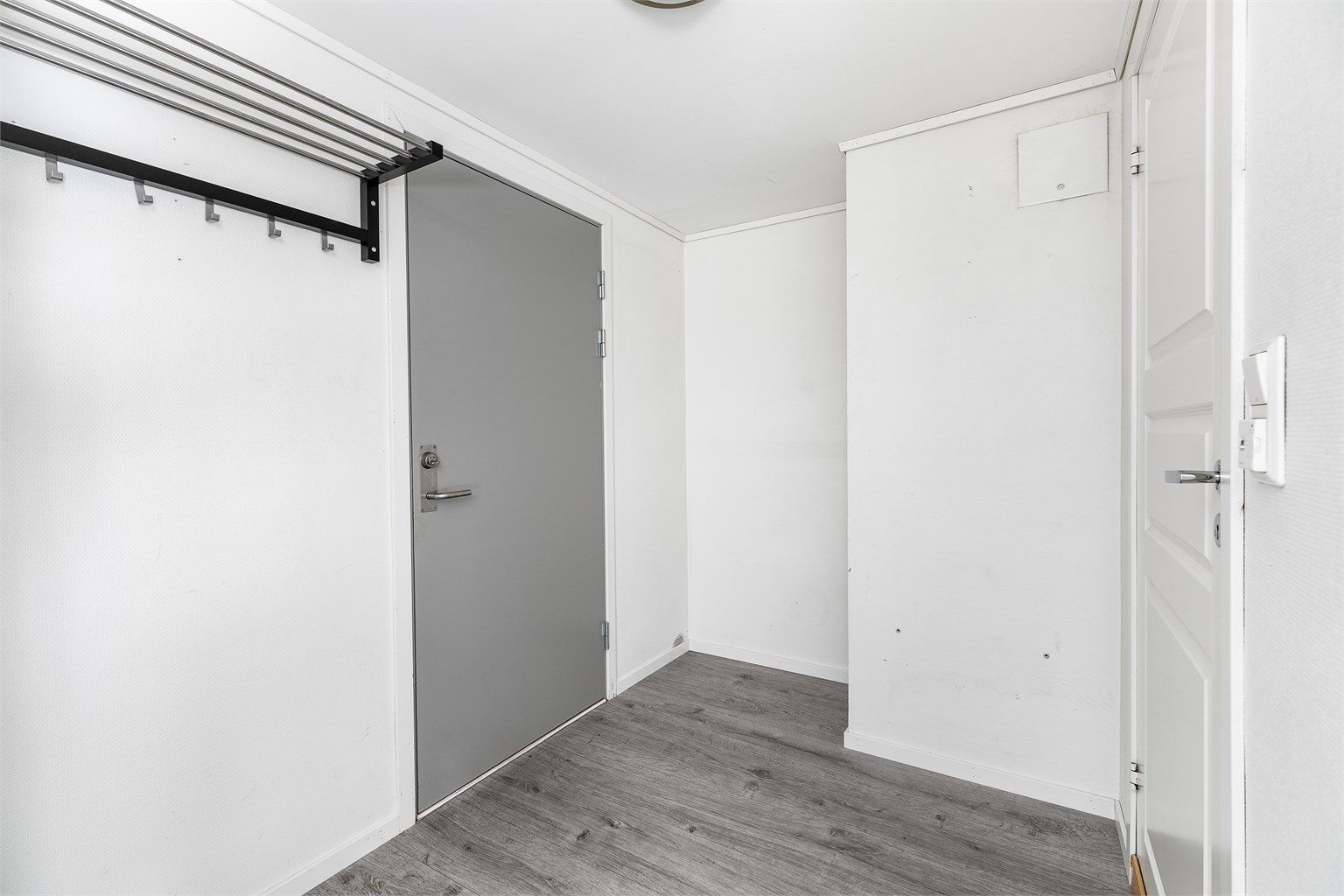Laminat av samme type som i stuen er også lagt i entreen.