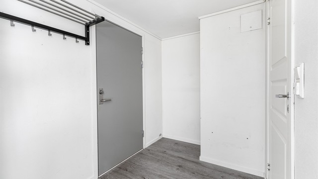 Laminat av samme type som i stuen er også lagt i entreen.