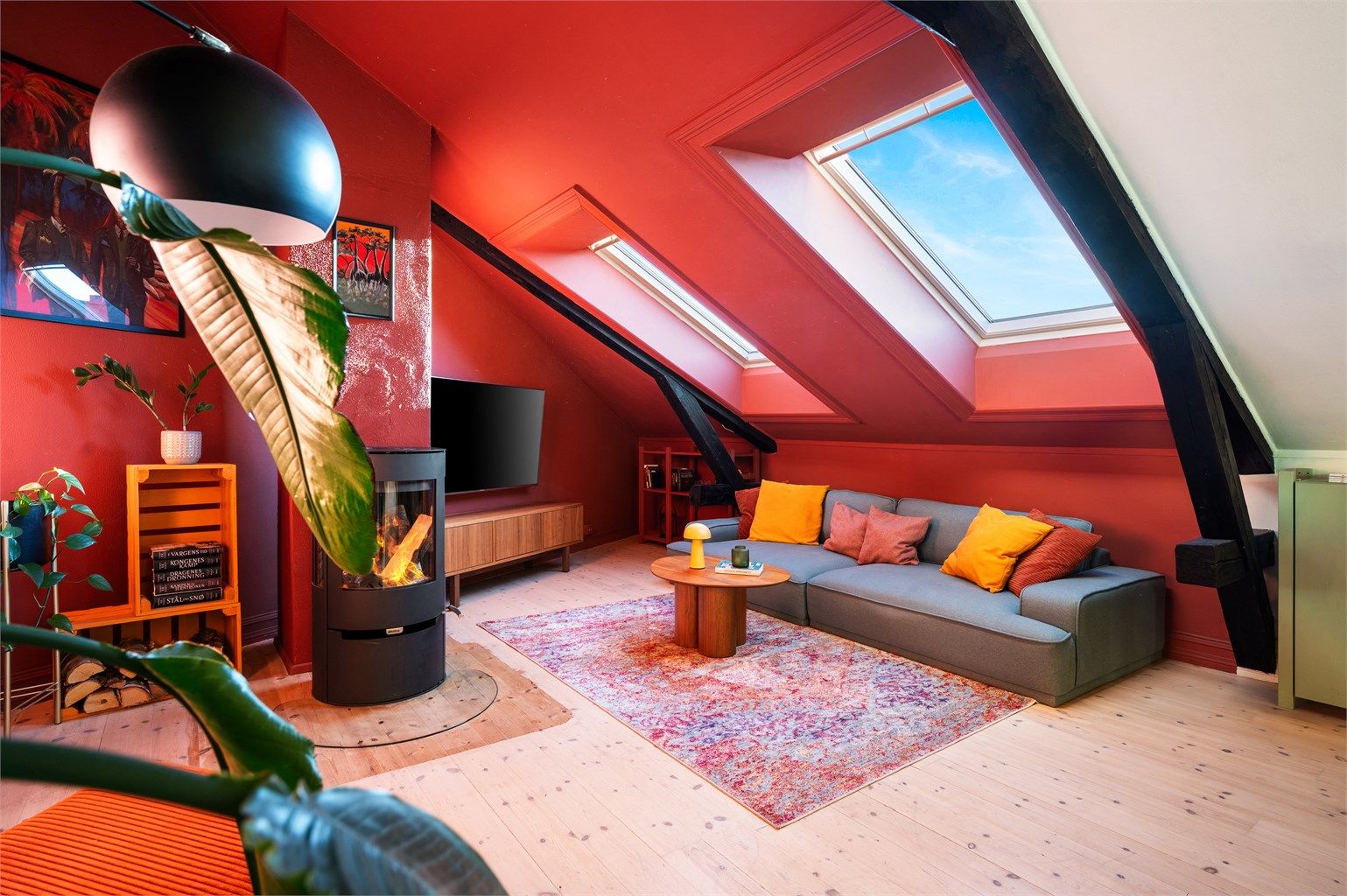 Sjarmerende detaljer som originale takbjelker og en koselig peis.