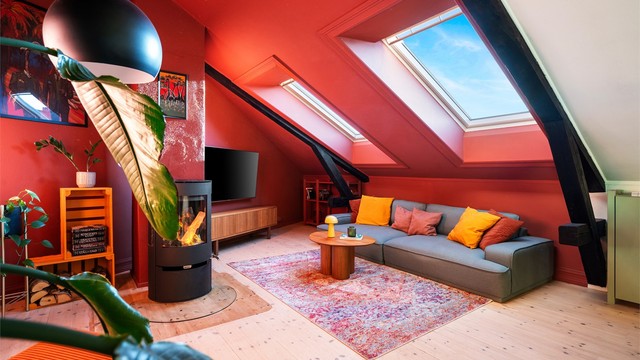 Sjarmerende detaljer som originale takbjelker og en koselig peis.