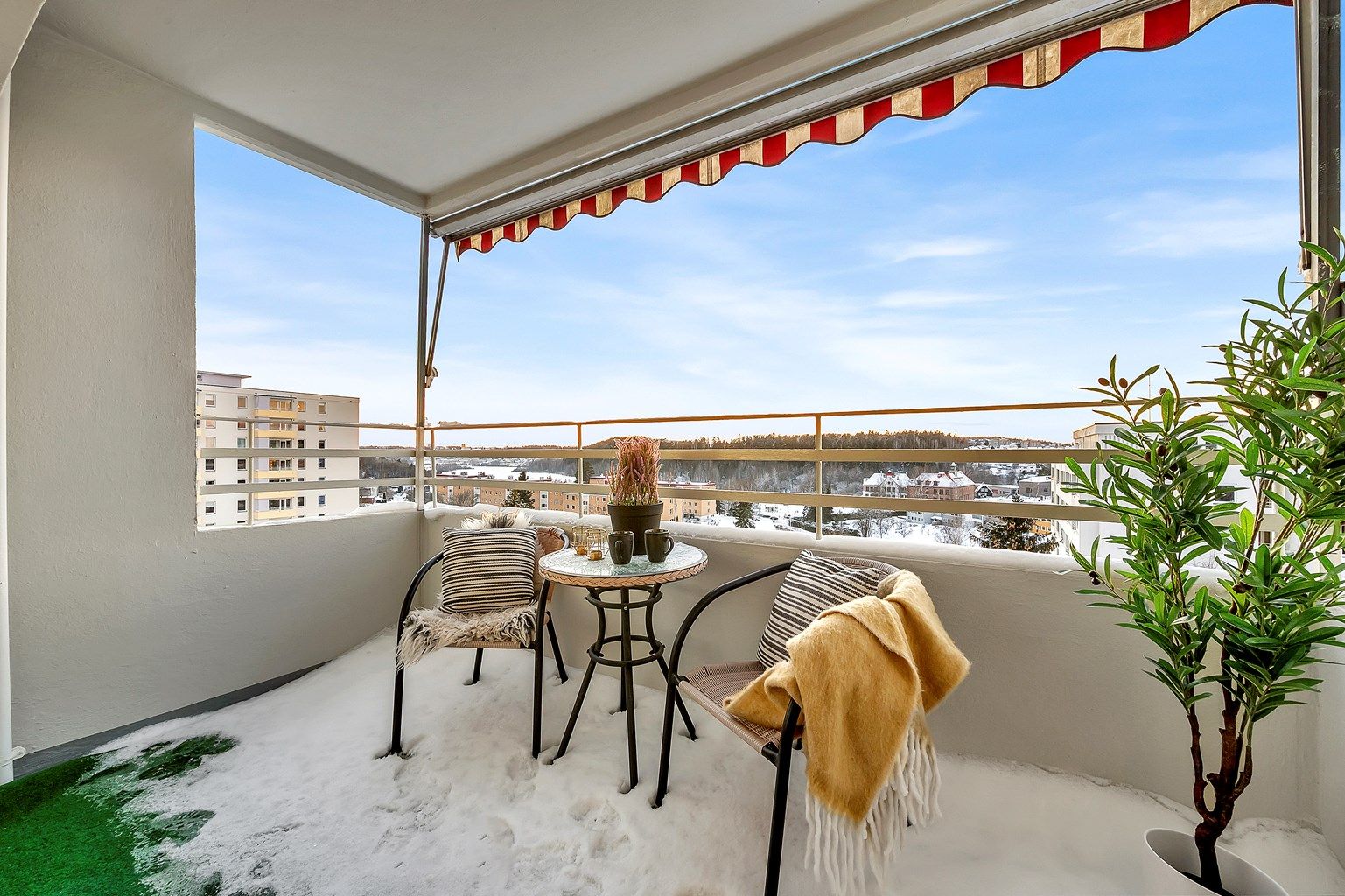 Velkommen til Haakon Tveters vei 12, en romslig selveierleilighet med meget god intern beliggenhet!