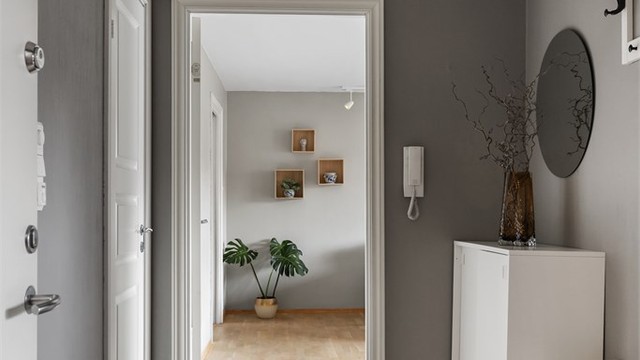 En lys og innbydende entré med plass til oppbevaring av yttertøy og sko. Dørcalling med portåpner gir enkel og trygg adkomst for deg og dine gjester.