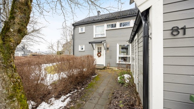 Eiendommen ligger i et rolig og veletablert boligfelt.