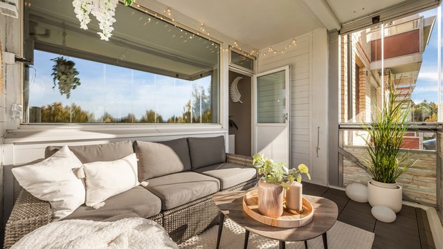 Balkongen har god plass til utemøbler, utebelysning og stikkontakt.