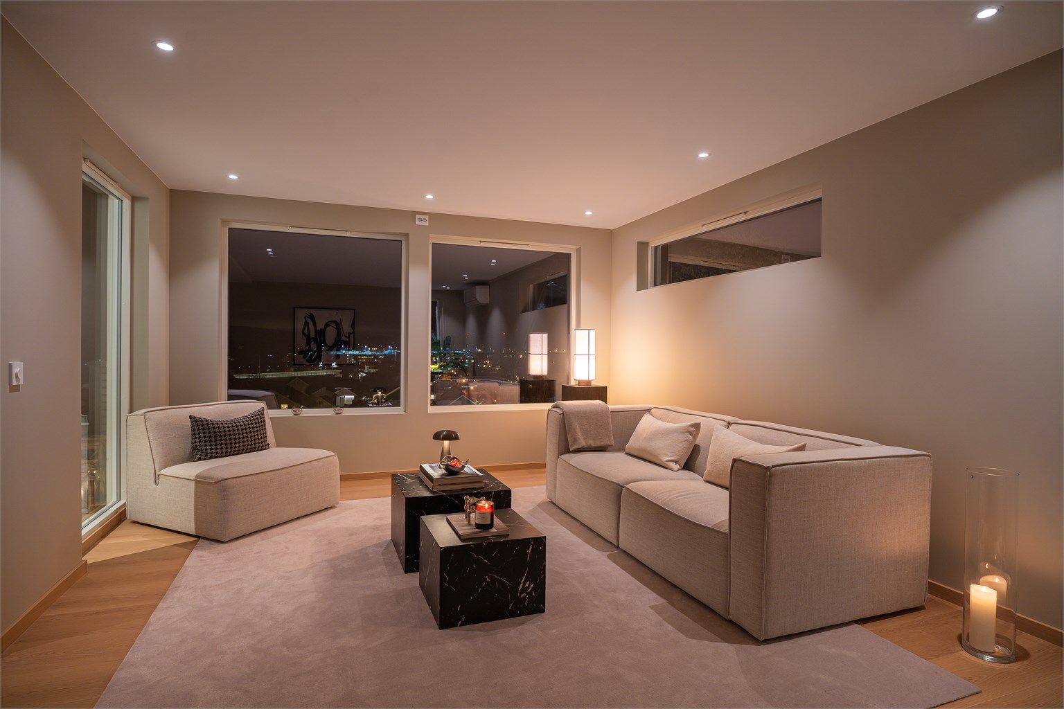 God plass til en sofagruppe med god utsikt utover Hamresanden