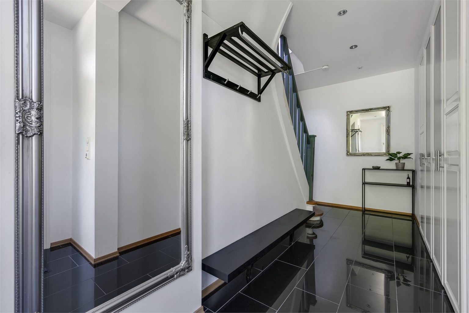 I gangen er det varmekabler og flislagt gulv. 