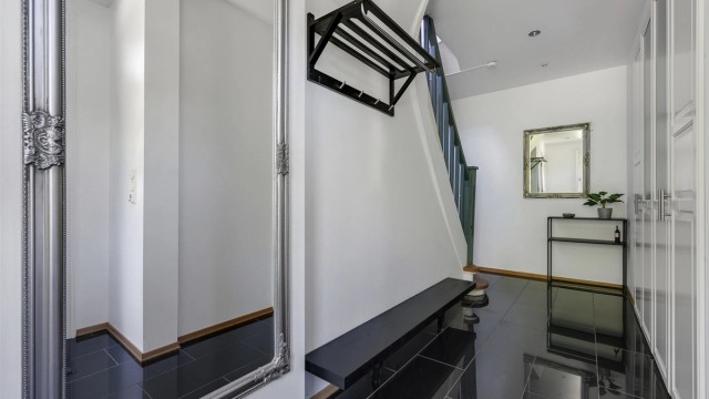 I gangen er det varmekabler og flislagt gulv.