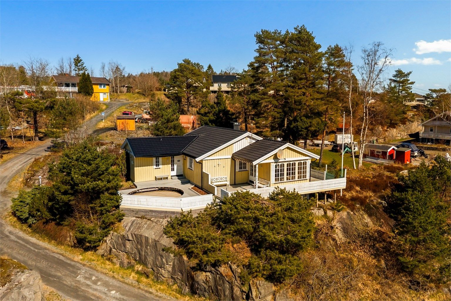 Landlig og usjenert med store terrasseflater.