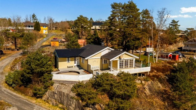 Landlig og usjenert med store terrasseflater.