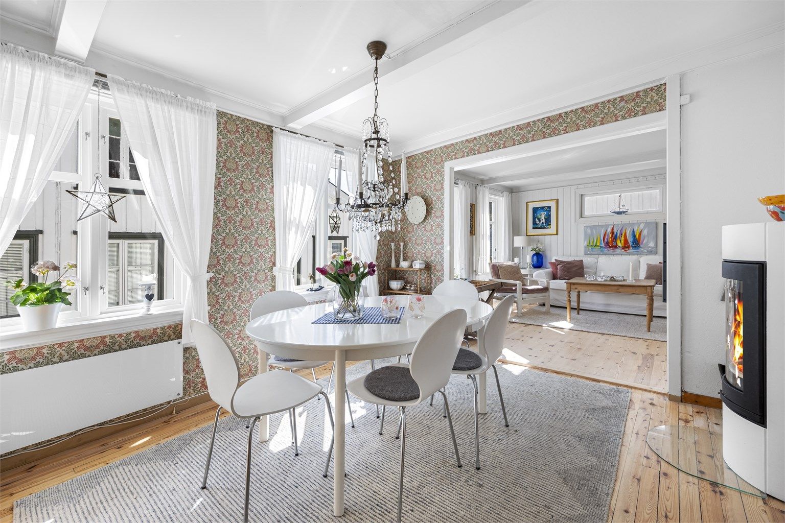 Spisestuen ligger i åpen løsning mot stuen og har plass til et stort spisebord for hyggelige sammenkomster.