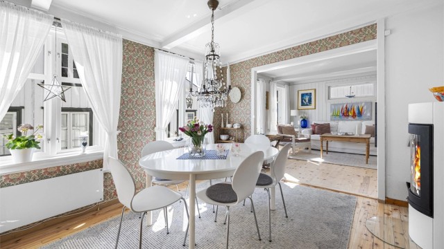 Spisestuen ligger i åpen løsning mot stuen og har plass til et stort spisebord for hyggelige sammenkomster.