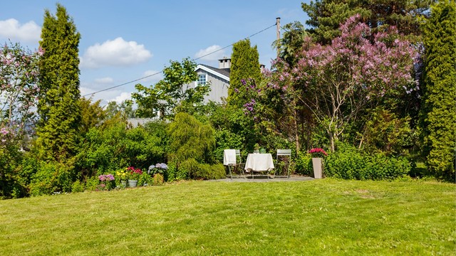 En sjelden stor og innholdsrik hage med plass til både lek, hobbyer og minnerike sammenkomster med familie og venner.