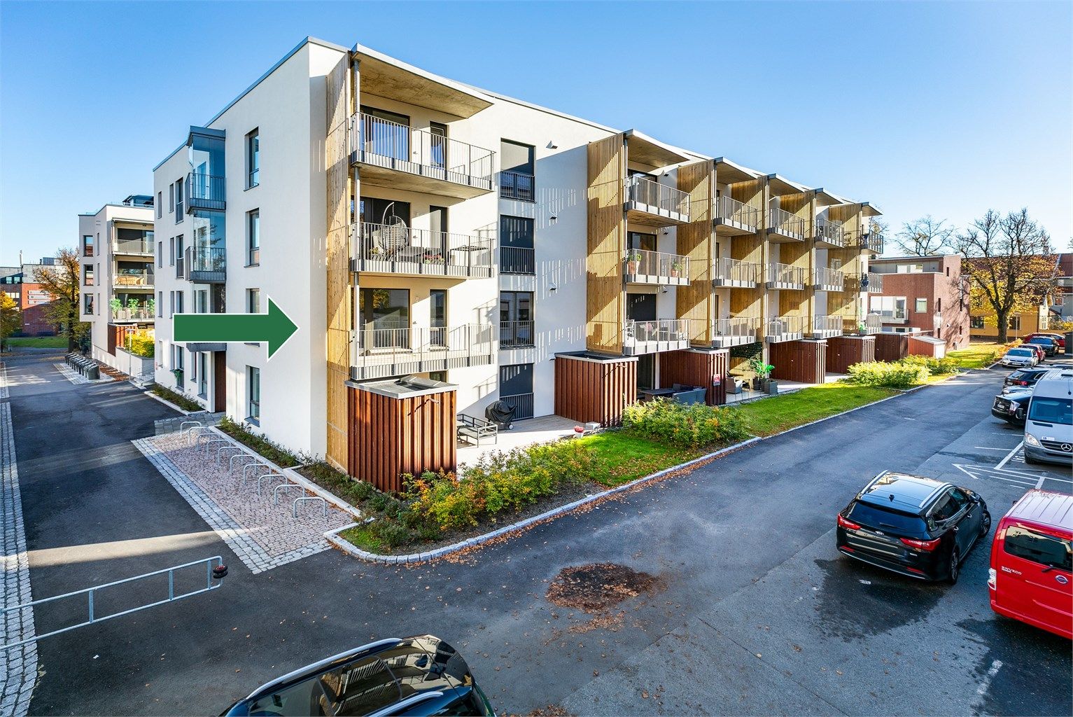 Leiligheten har en attraktiv plassering på enden av andre etasje og vestsiden av Skarmyrakvartalet.