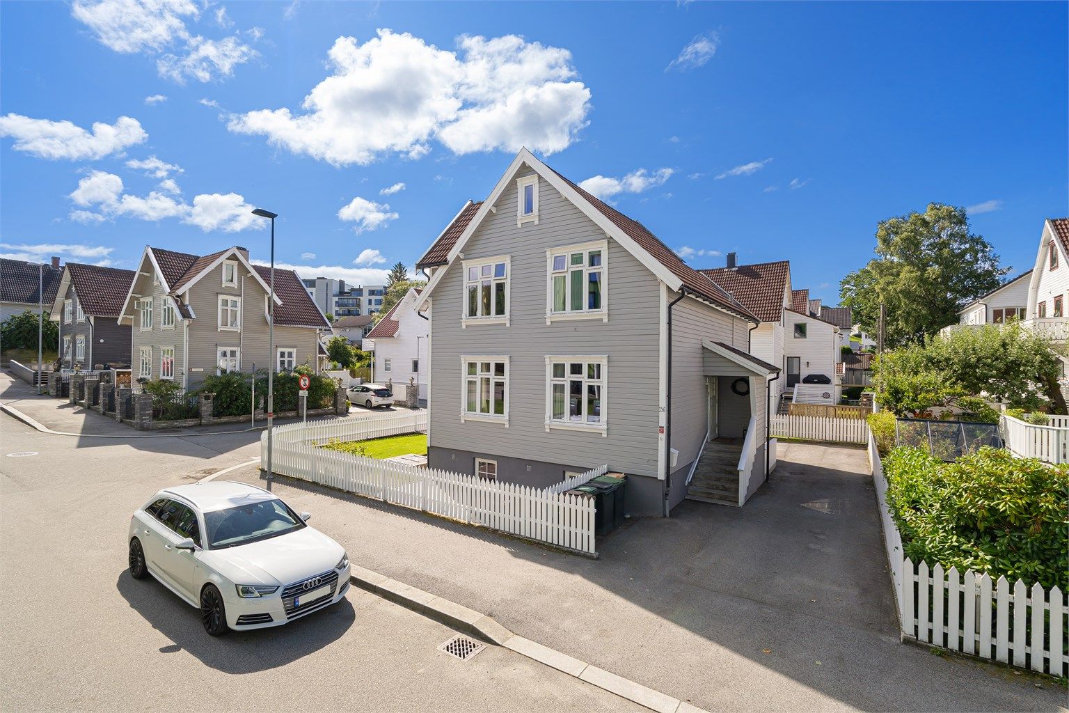 Det er innkjørsel fra både Vistegata og Rosenberggata, noe som gir gode parkeringsmuligheter. 