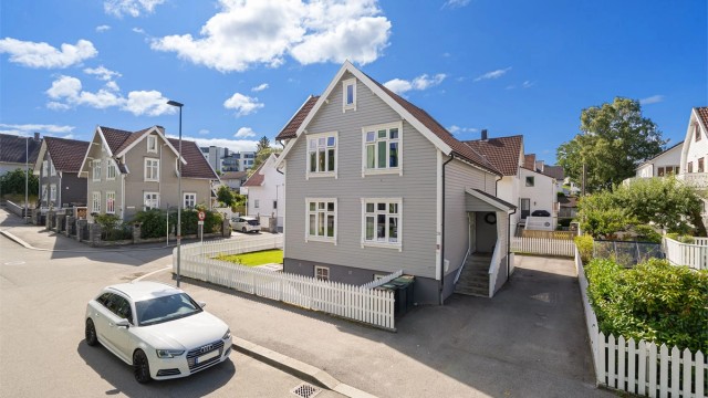 Det er innkjørsel fra både Vistegata og Rosenberggata, noe som gir gode parkeringsmuligheter.