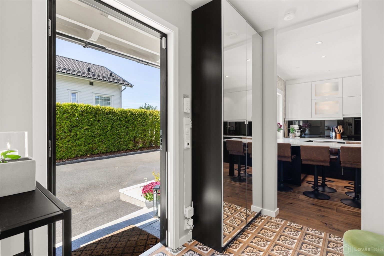 Entré med gulvfliser med varmekabler og downlights i himling