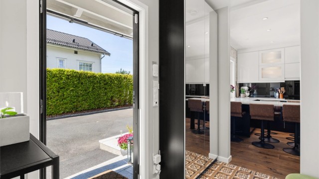 Entré med gulvfliser med varmekabler og downlights i himling
