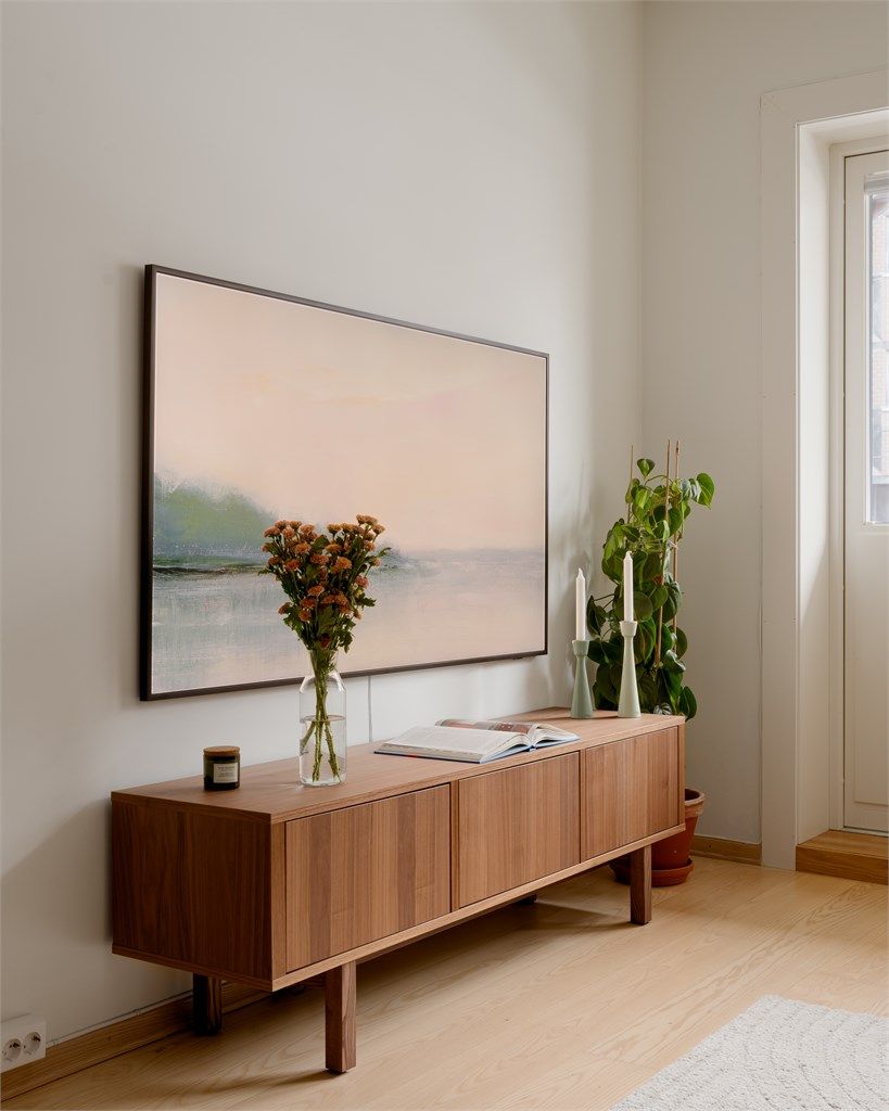 Leiligheten holder en god standard med delikate nyanser som harmoniserer godt med hverandre. 