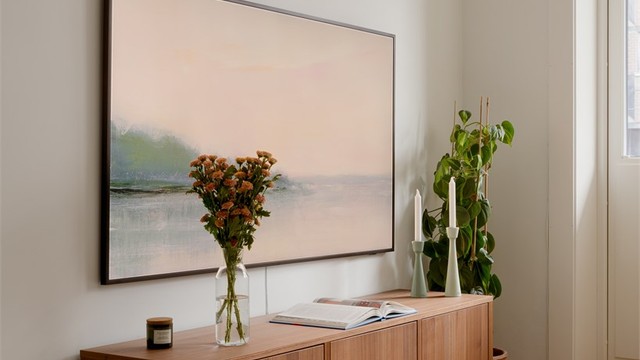 Leiligheten holder en god standard med delikate nyanser som harmoniserer godt med hverandre.