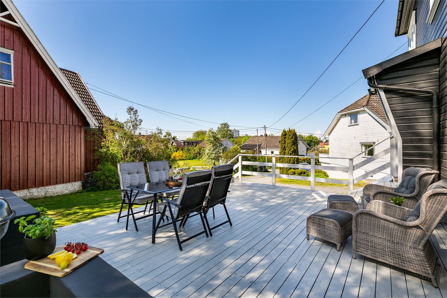 På den nær 40 kvm. store terrassen er det sommerstid gode solforhold fra ettermiddag til kveld.