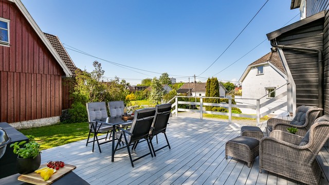 På den nær 40 kvm. store terrassen er det sommerstid gode solforhold fra ettermiddag til kveld.