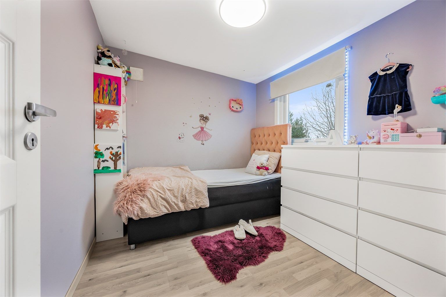 Innredet rom i første etasje, praktisk plassert ved entréen og badet. Rommet er ikke godkjent som soverom. Viser til punkt om ferdigattest.