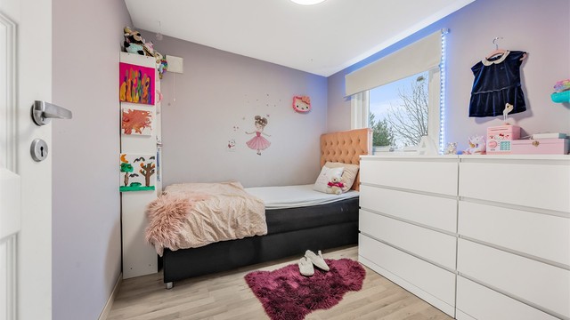 Innredet rom i første etasje, praktisk plassert ved entréen og badet. Rommet er ikke godkjent som soverom. Viser til punkt om ferdigattest.