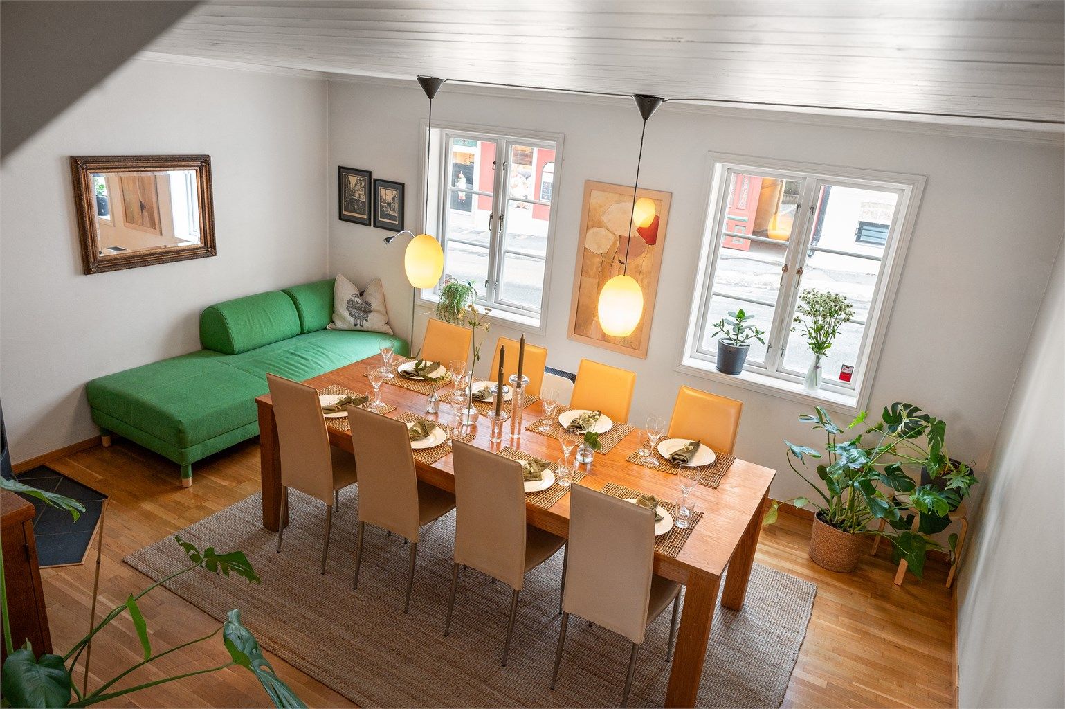 Rommet er svært fleksibelt, og kan like gjerne brukes som ekstra stue, hjemmekontor eller et romslig lekerom – tilpasset familiens behov.