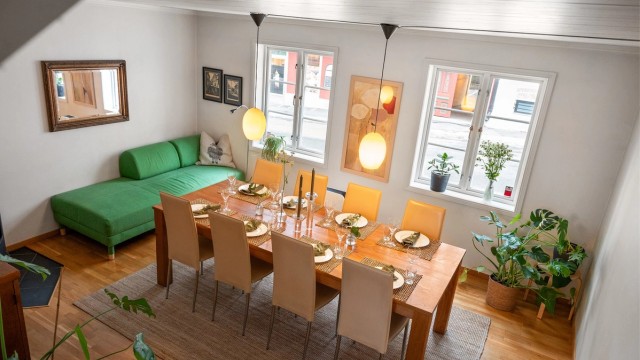 Rommet er svært fleksibelt, og kan like gjerne brukes som ekstra stue, hjemmekontor eller et romslig lekerom – tilpasset familiens behov.