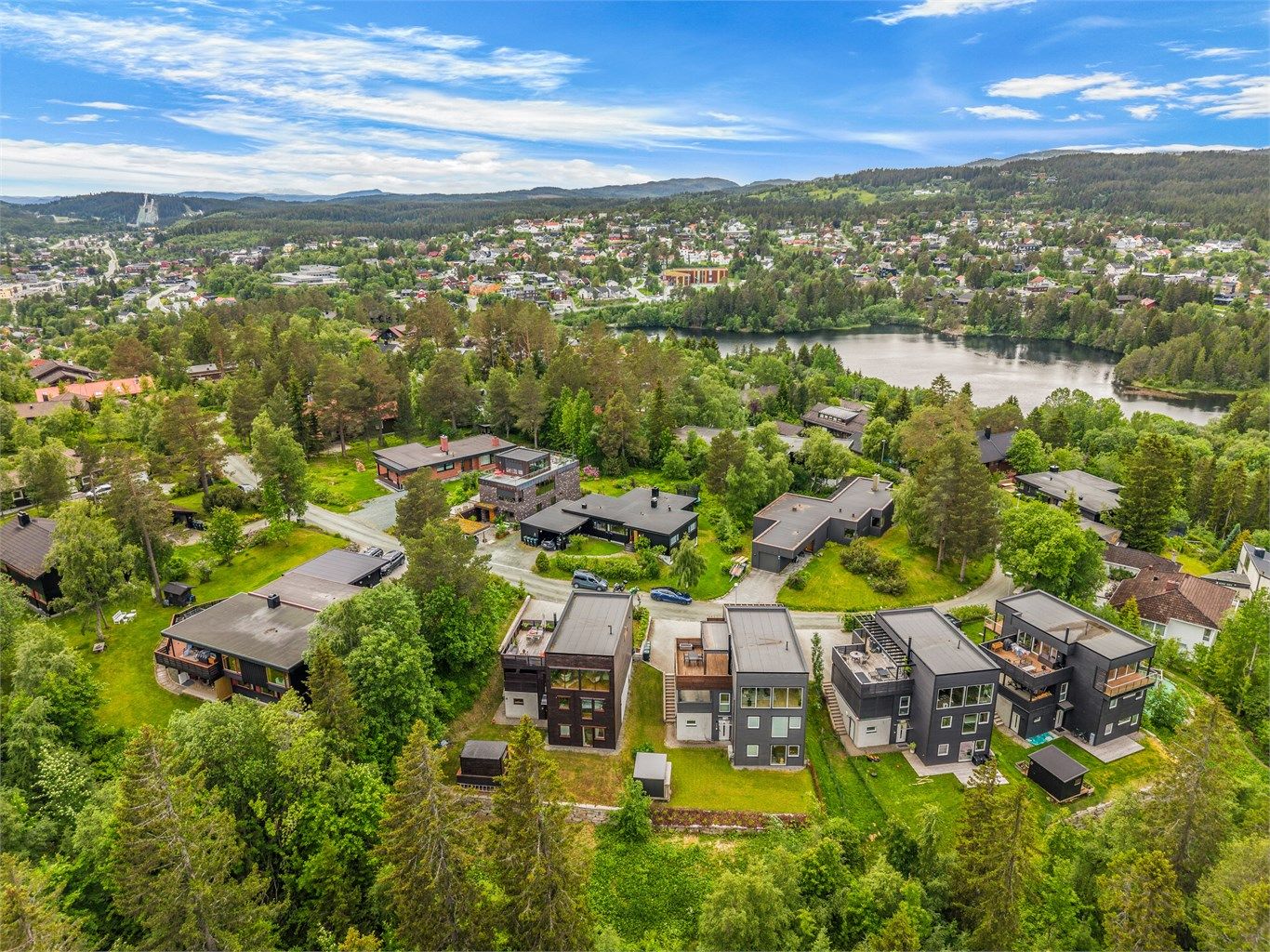 Nærmiljøet har gode dagligvaretilbud, med både Kiwi Havstad og Kiwi Dalgård ca. 13 min gange unna. For et større utvalg av butikker og servicetilbud ligger StorM Senter ca. 15 min unna, mens Byåsen Butikksenter ligger rundt 23 min gange fra boligen.