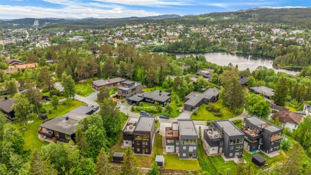 Nærmiljøet har gode dagligvaretilbud, med både Kiwi Havstad og Kiwi Dalgård ca. 13 min gange unna. For et større utvalg av butikker og servicetilbud ligger StorM Senter ca. 15 min unna, mens Byåsen Butikksenter ligger rundt 23 min gange fra boligen.