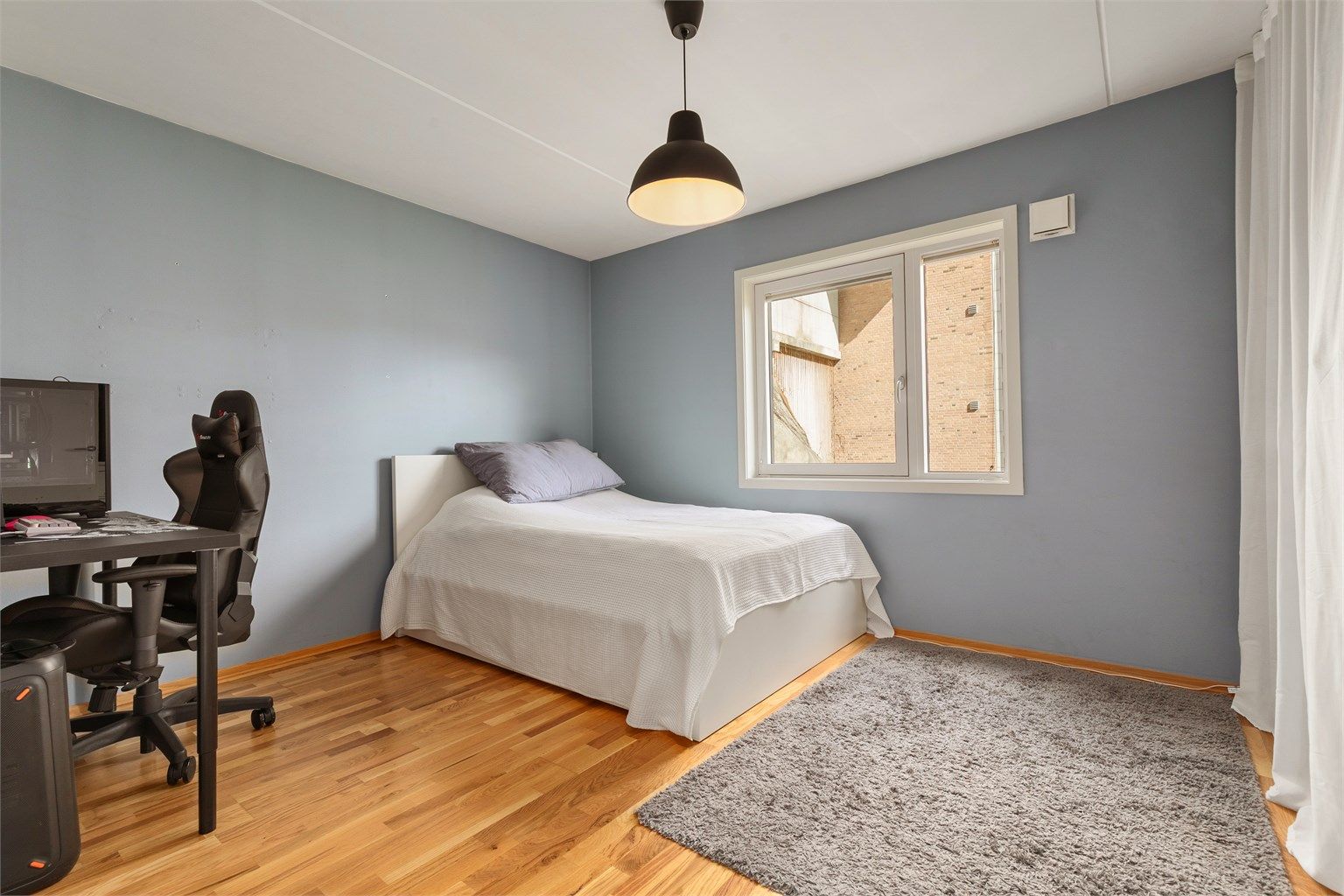 Leilighetens største soverom med plass til dobbeltseng, kontorplass og garderobeløsning