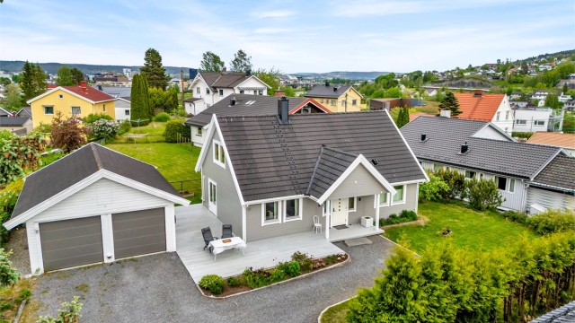 Velkommen til Stalsbergenga 21 – en innbydende enebolig med klassisk uttrykk, dobbelgarasje og solrik tomt i et rolig og barnevennlig område.