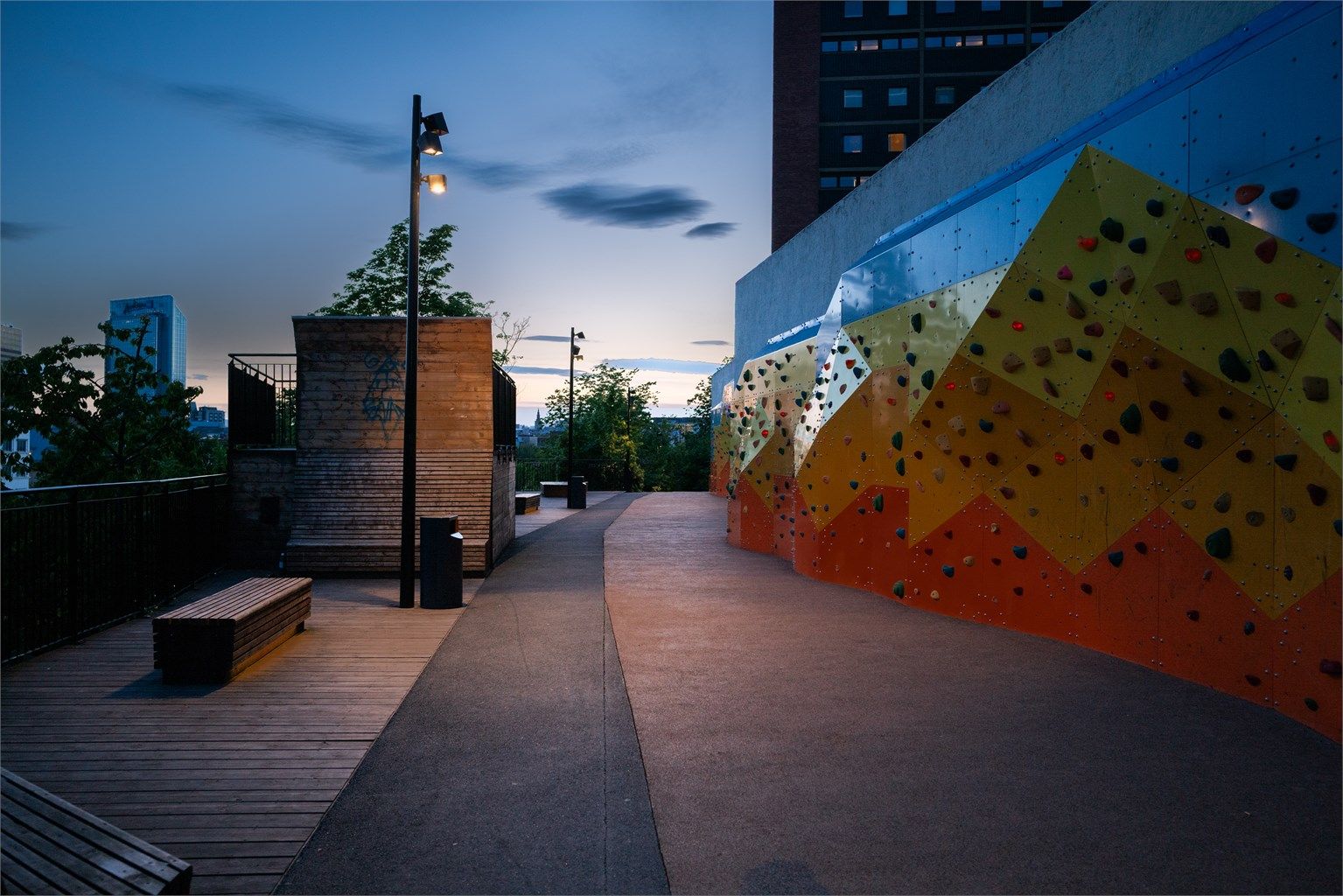 Like nedenfor boligen ligger en lang buldrevegg, som er et populært innslag i nærmiljøet for både barn og voksne.