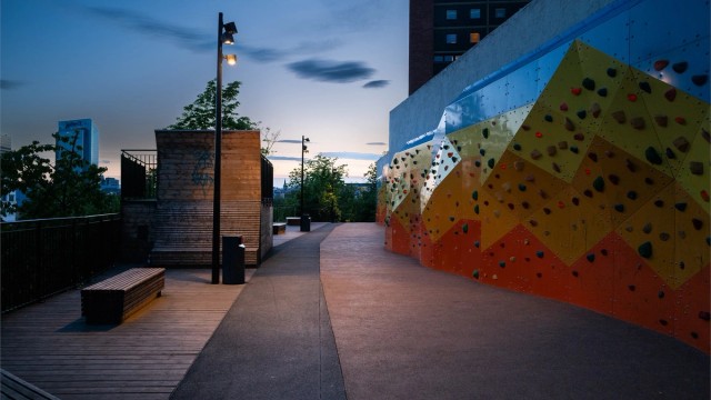 Like nedenfor boligen ligger en lang buldrevegg, som er et populært innslag i nærmiljøet for både barn og voksne.