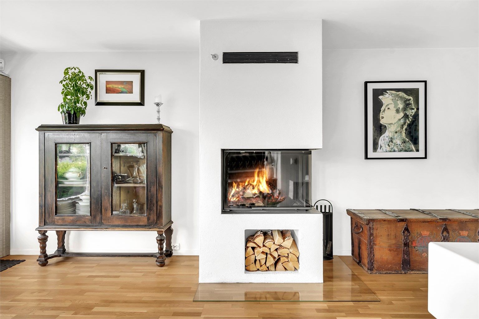 I stuen er det en moderne Brunner peis - perfekt for kalde vinterkvelder.