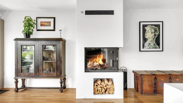 I stuen er det en moderne Brunner peis - perfekt for kalde vinterkvelder.