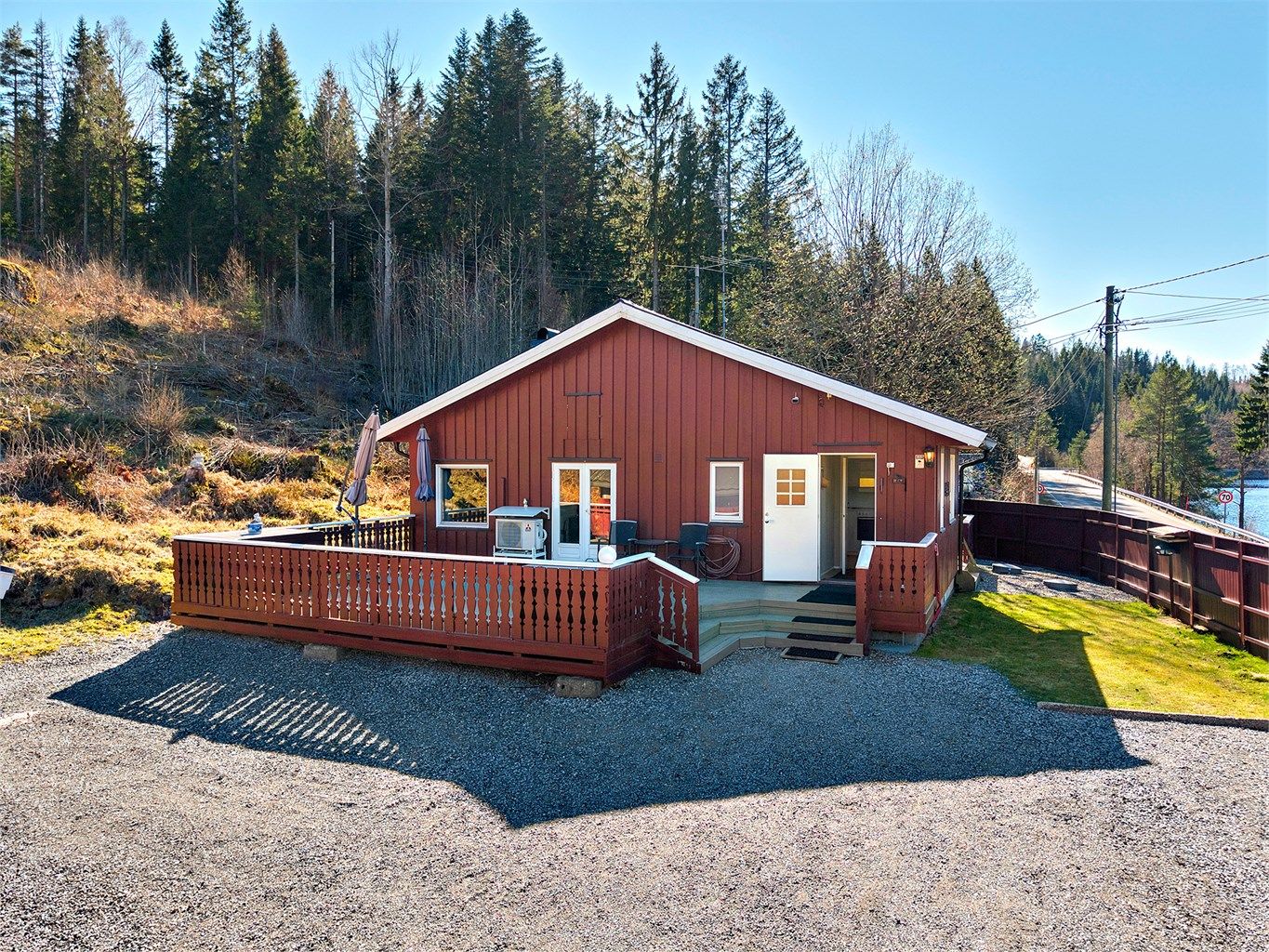 Pent opparbeidet tomt med gruset gårdsplass. Foto: A7 media. 