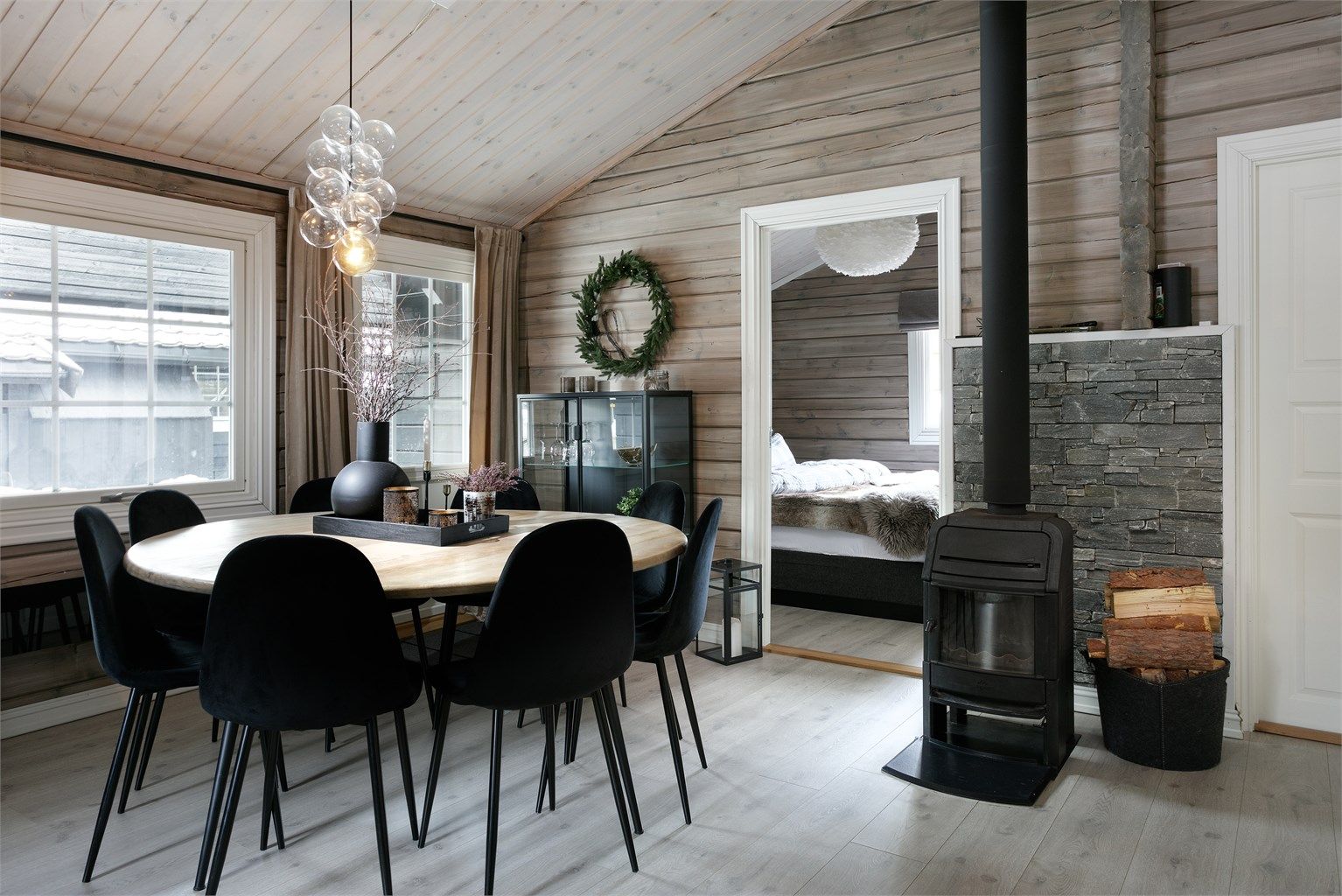 Det er peisovn med glassdør i stuen som gir en lun og hyggelig atmosfære