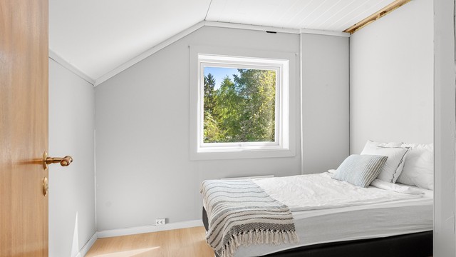 Deleveggen mellom loftsetasjens soverom er flyttet til fordel for bedre arealdisponering. Dette soverommet har ca. 9 kvm. gulvflate.