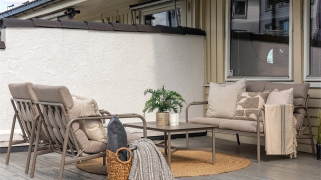 Den store terrassen har god plass til flere sittegrupper.