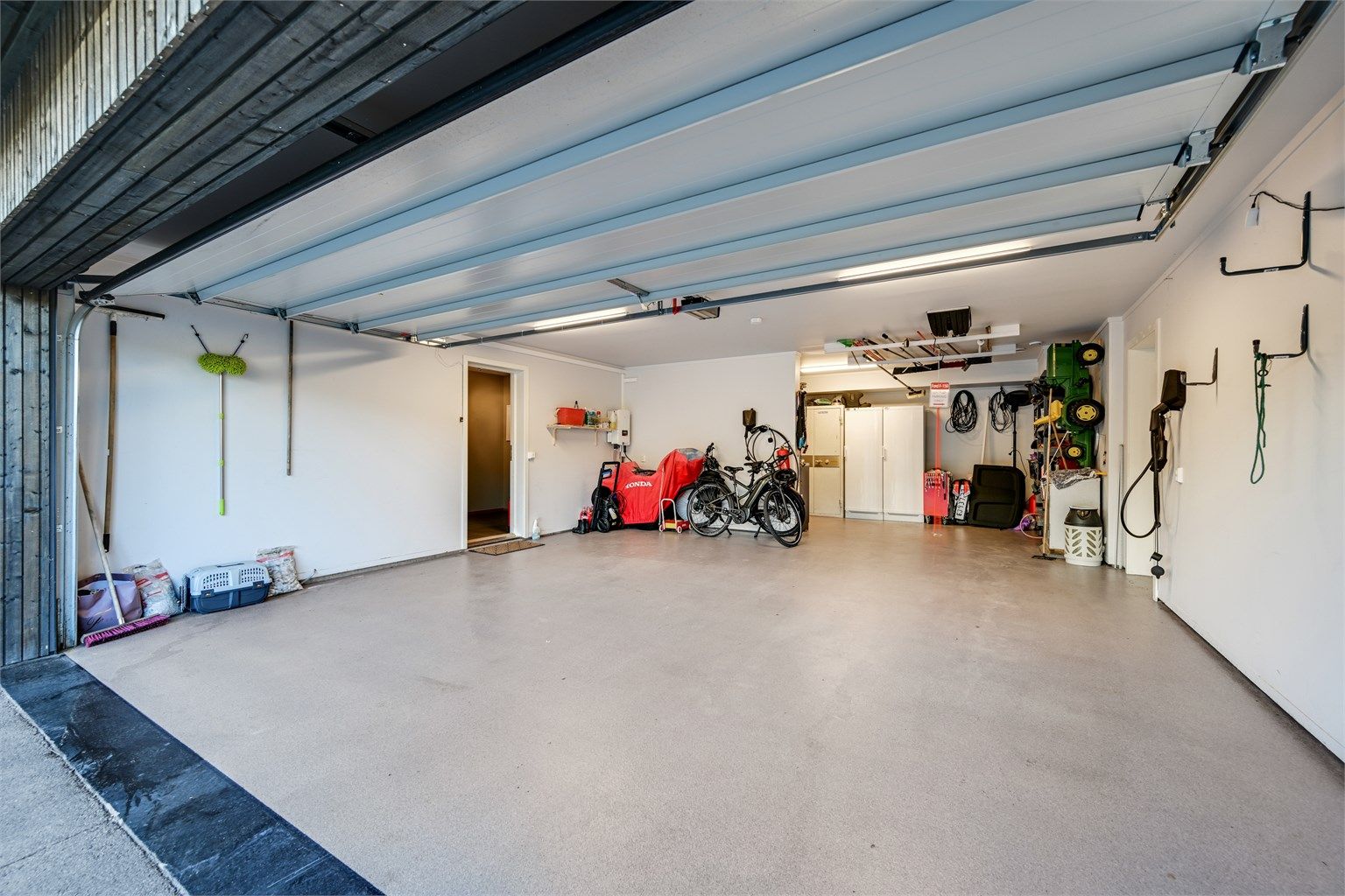 Parkering i dobbel garasje samt i egen gårdsplass. Eiendommen har 2 elbilladere. 