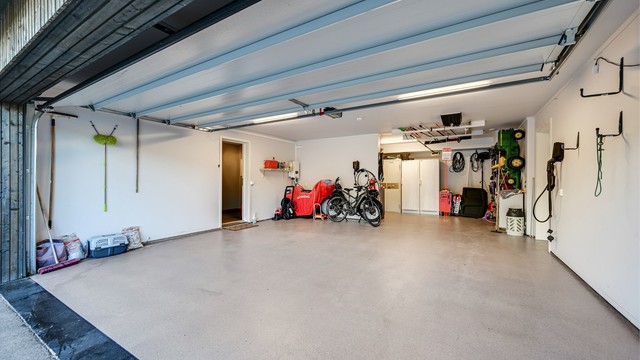 Parkering i dobbel garasje samt i egen gårdsplass. Eiendommen har 2 elbilladere.
