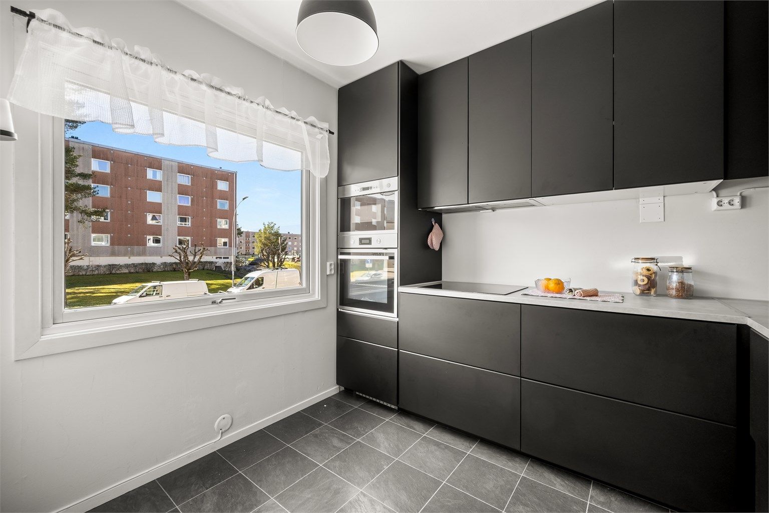 Innredningen fra 2021 inkluderer laminatbenkeplate og nedfelt platetopp med komfyrvakt.