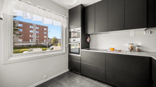 Innredningen fra 2021 inkluderer laminatbenkeplate og nedfelt platetopp med komfyrvakt.