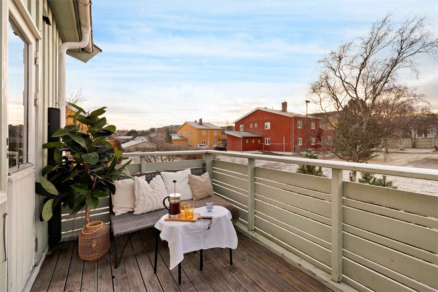 Balkongen ligger sørvendt, slik at du nyter sol fra morgen til kveld. Her det er plass til funksjonelle møbleringsløsninger, og borettslaget tillater grilling med både gass-og elektrisk grill.