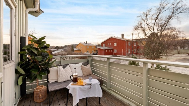Balkongen ligger sørvendt, slik at du nyter sol fra morgen til kveld. Her det er plass til funksjonelle møbleringsløsninger, og borettslaget tillater grilling med både gass-og elektrisk grill.