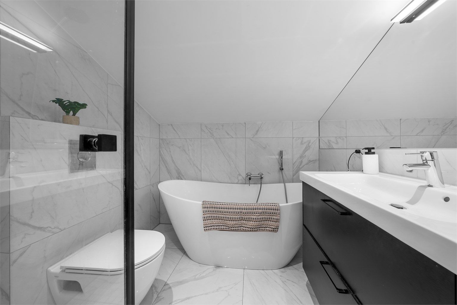 Badet i 2. etasje har både dusj og badekar