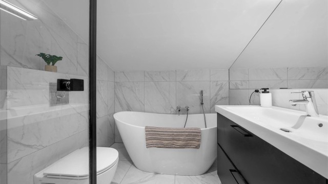 Badet i 2. etasje har både dusj og badekar