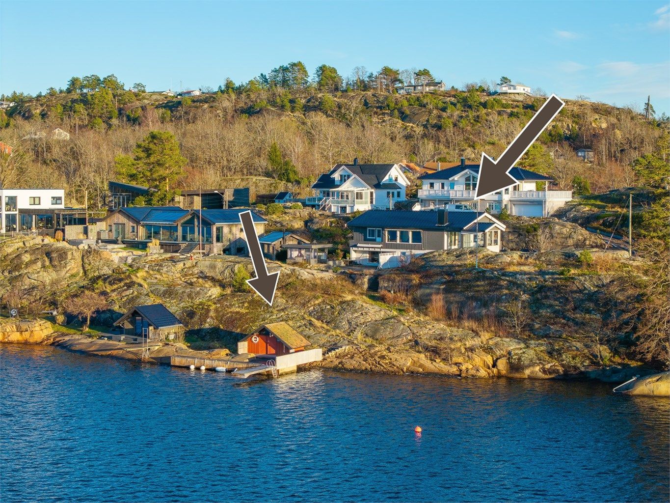 Dette er en sjelden mulighet til å eie en gjennomført oppgradert bolig, fleksibel hybel, storslått sjøutsikt og nærhet til naturen. Boligen kombinerer tidløs eleganse, moderne komfort og eksklusiv livskvalitet på en måte som sjelden finnes på markedet.